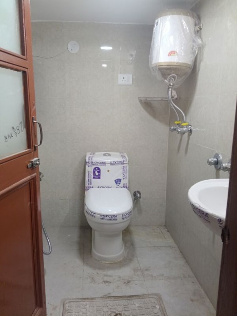 Bathroom, malviya nagar 2 Bedroom 60 Sq.Yd. Builder Floor In Malviya Nagar Delhi 10350091