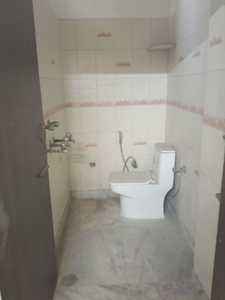 Bathroom, malviya nagar 2 Bedroom 65 Sq.Yd. Builder Floor In Malviya Nagar Delhi 10350097