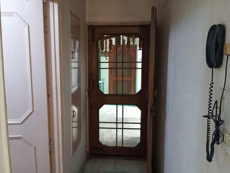 Room, mayur vihar 3.5 Bedroom 1250 Sq.Ft. Apartment In Mayur Vihar Delhi 10350096