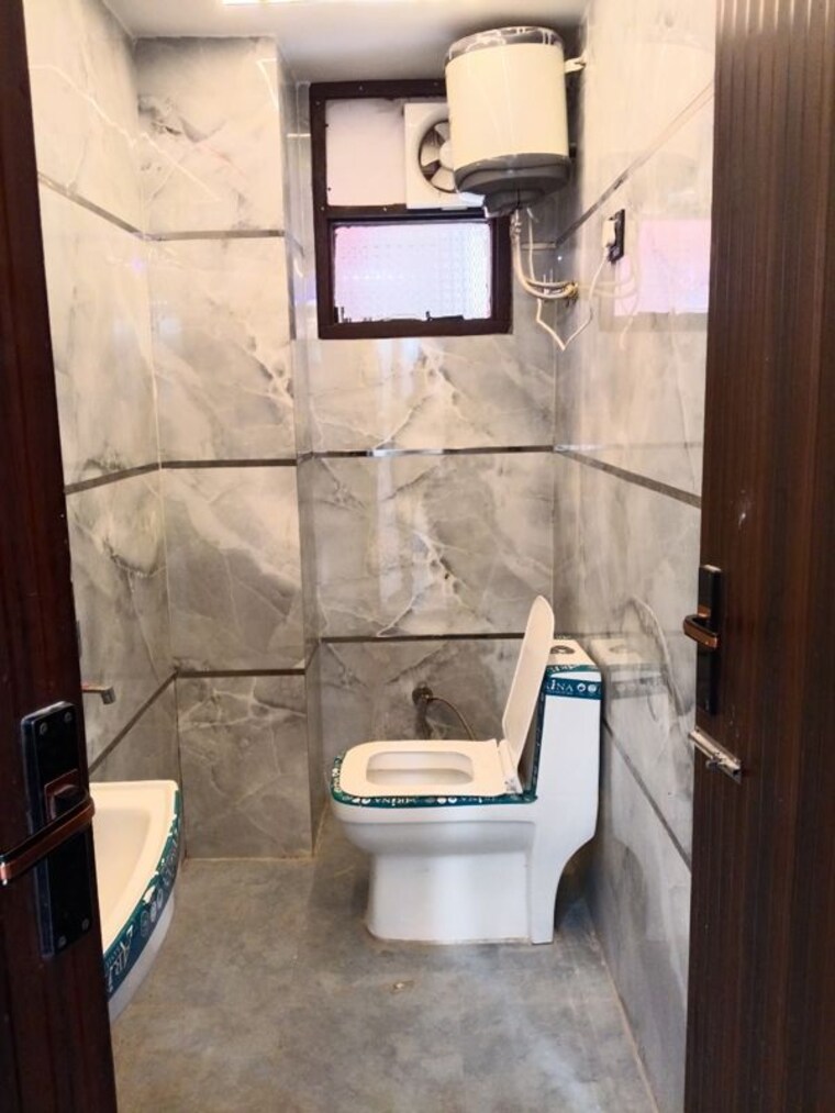Bathroom, malviya nagar 2 Bedroom 70 Sq.Yd. Builder Floor In Malviya Nagar Delhi 10350105