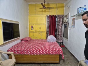 Bedroom in 1.5 BHK Apartment at Mayur Vihar – for Rent