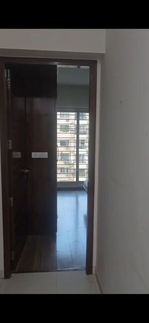 Room in 2.5 BHK Apartment at Sheth Polaris, Goregaon West – for Rent