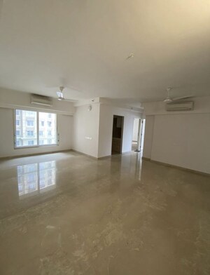 Room in 4 BHK Apartment at Kanakia Paris, Bandra East – for Rent