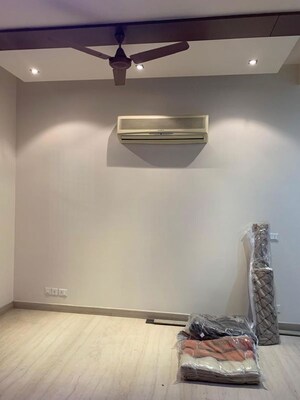 Room in 3 BHK Builder Floor at Kailash Colony – for Rent