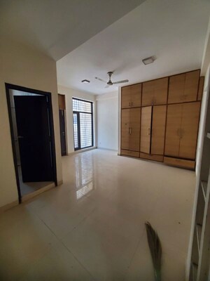 Room in 3 BHK Builder Floor at Sector 40 – for Rent