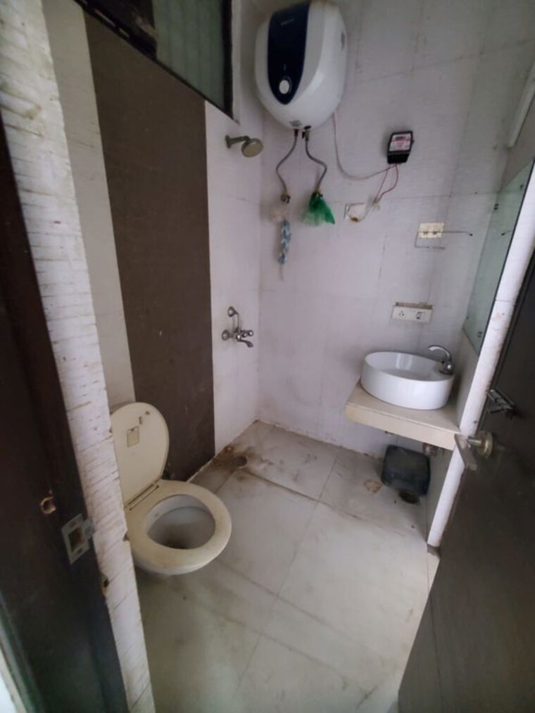 Bathroom, sector 40 3 Bedroom 2000 Sq.Ft. Builder Floor In Sector 40 Gurgaon 10350301