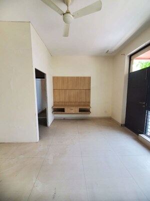 Room in 3 BHK Builder Floor at Sector 40 – for Rent