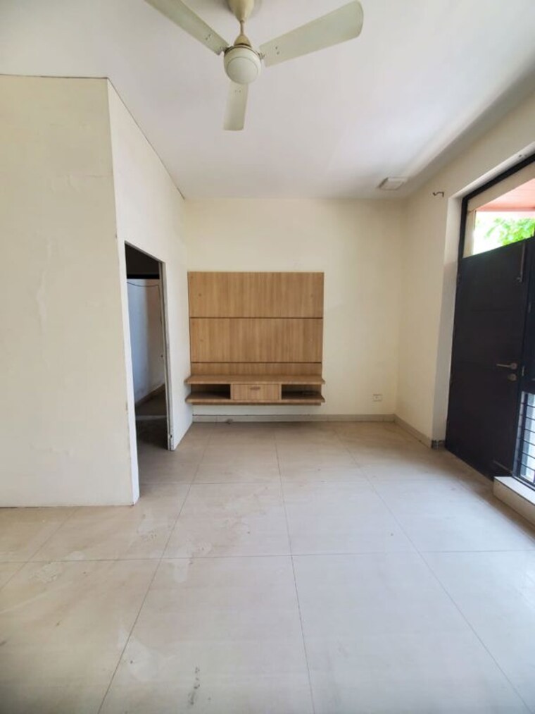 Room, sector 40 3 Bedroom 2000 Sq.Ft. Builder Floor In Sector 40 Gurgaon 10350301