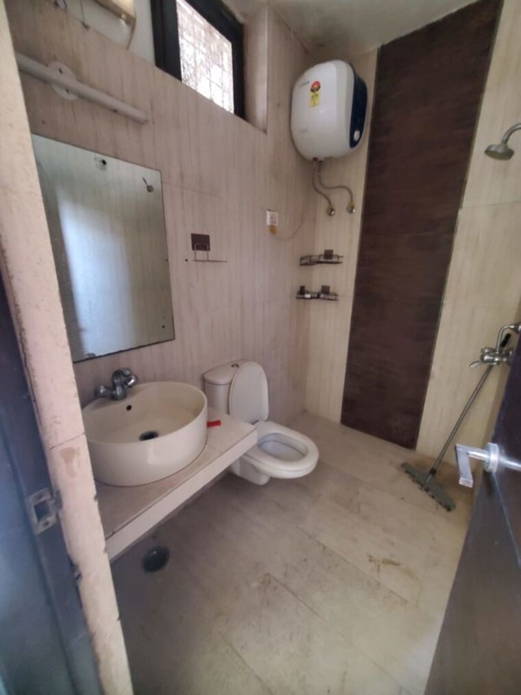 Bathroom, sector 40 3 Bedroom 2000 Sq.Ft. Builder Floor In Sector 40 Gurgaon 10350301