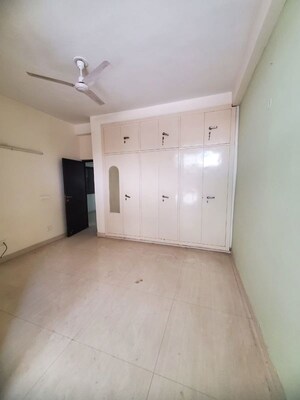 Room in 3 BHK Builder Floor at Sector 40 – for Rent
