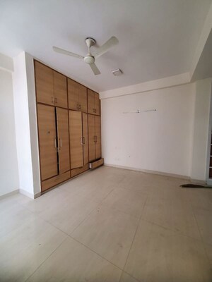 Room in 3 BHK Builder Floor at Sector 40 – for Rent