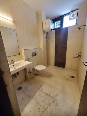 Team Area in 3 BHK Builder Floor at Sector 40 – for Rent