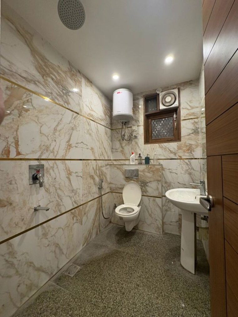 Bathroom, malviya nagar 2 Bedroom 125 Sq.Yd. Builder Floor In Malviya Nagar Delhi 10350302