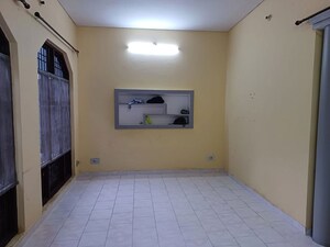 Room in 3 BHK Builder Floor at Eldeco Udyan II, Raebareli Road – for Rent