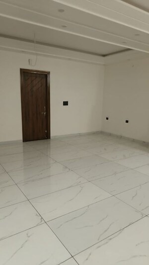 Room in 3 BHK Apartment at Bhukant Vihar, Amausi – for Rent