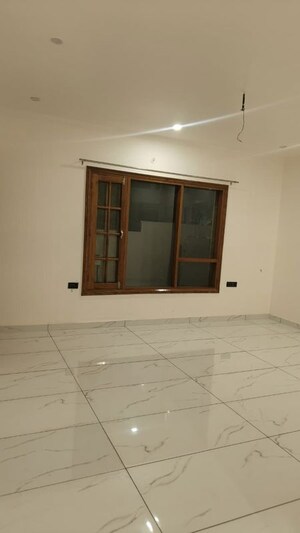 Room in 3 BHK Apartment at Bhukant Vihar, Amausi – for Rent
