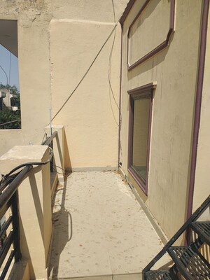 Balcony in 2 BHK Builder Floor at Sector 40 – for Rent