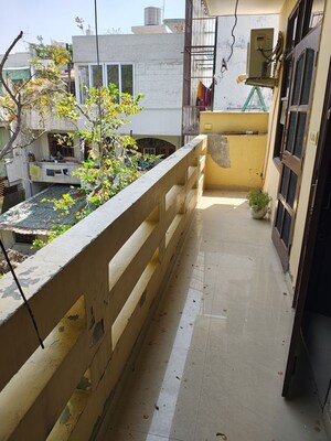 Balcony in 2 BHK Builder Floor at Sector 40 – for Rent