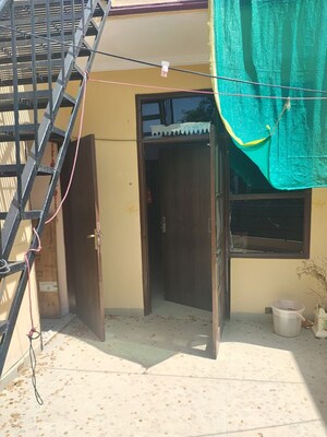 Staircase in 2 BHK Builder Floor at Sector 40 – for Rent