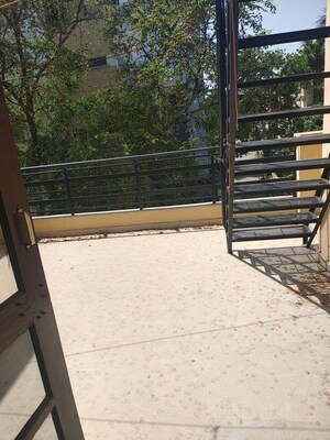 Balcony in 2 BHK Builder Floor at Sector 40 – for Rent