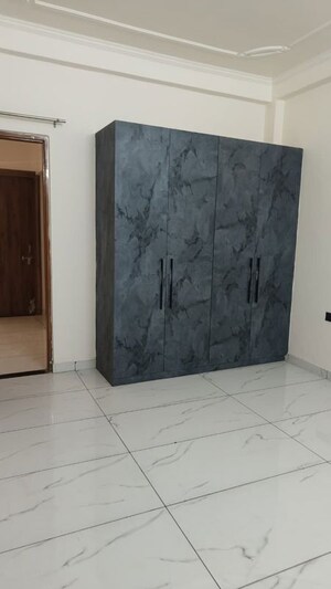 Room in 3.5 BHK Apartment at Unitech South City, South City – for Rent