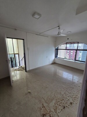 Room in 3.5 BHK Apartment at Duplex Heights, Andheri West – for Rent