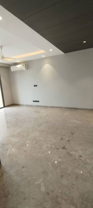 Room in 3 BHK Builder Floor at Sector 14 – for Rent