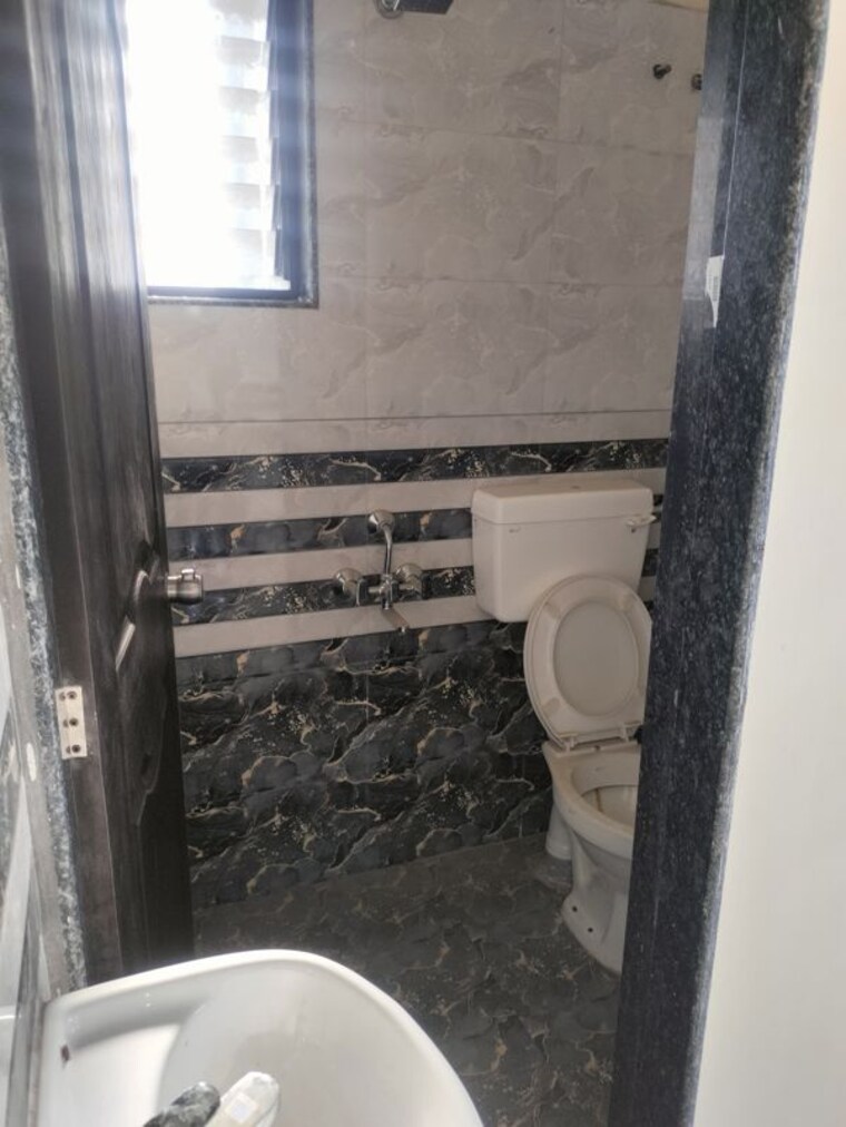 Bathroom, apple-elite 2 Bedroom 865 Sq.Ft. Apartment In Rahatani Pune 10343088