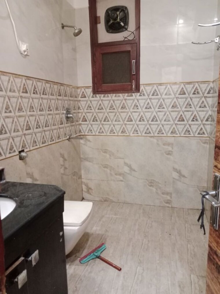 Bathroom, east of kailash 3 Bedroom 1500 Sq.Ft. Builder Floor In East Of Kailash Delhi 10350433