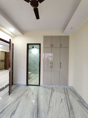 Room in 3 BHK Builder Floor at Sector 40 – for Rent