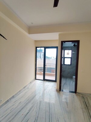 Room in 3 BHK Builder Floor at Sector 40 – for Rent