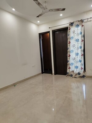 Room in 3 BHK Builder Floor at Sushant Lok I – for Rent