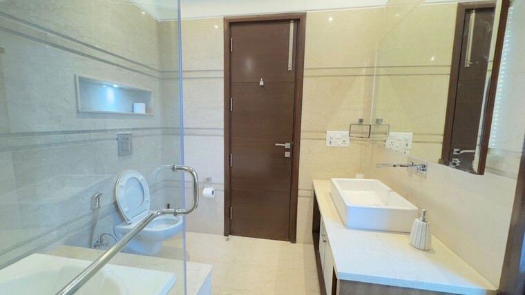 Bathroom, connaught place 3 Bedroom 2200 Sq.Ft. Apartment In Connaught Place Delhi 10350572