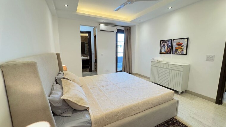 Bedroom, connaught place 3 Bedroom 2200 Sq.Ft. Apartment In Connaught Place Delhi 10350572