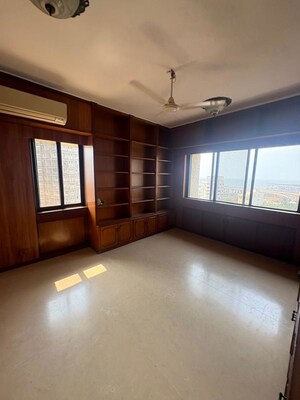 Room in 3 BHK Apartment at Sumer Saraswati, Gamdevi – for Rent