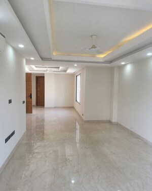Room in 3.5 BHK Builder Floor at DLF Alameda, Sector 73 – for Rent
