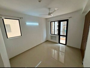Room in 2 BHK Apartment at RG Luxury Homes, Sector 16b Greater Noida – for Rent