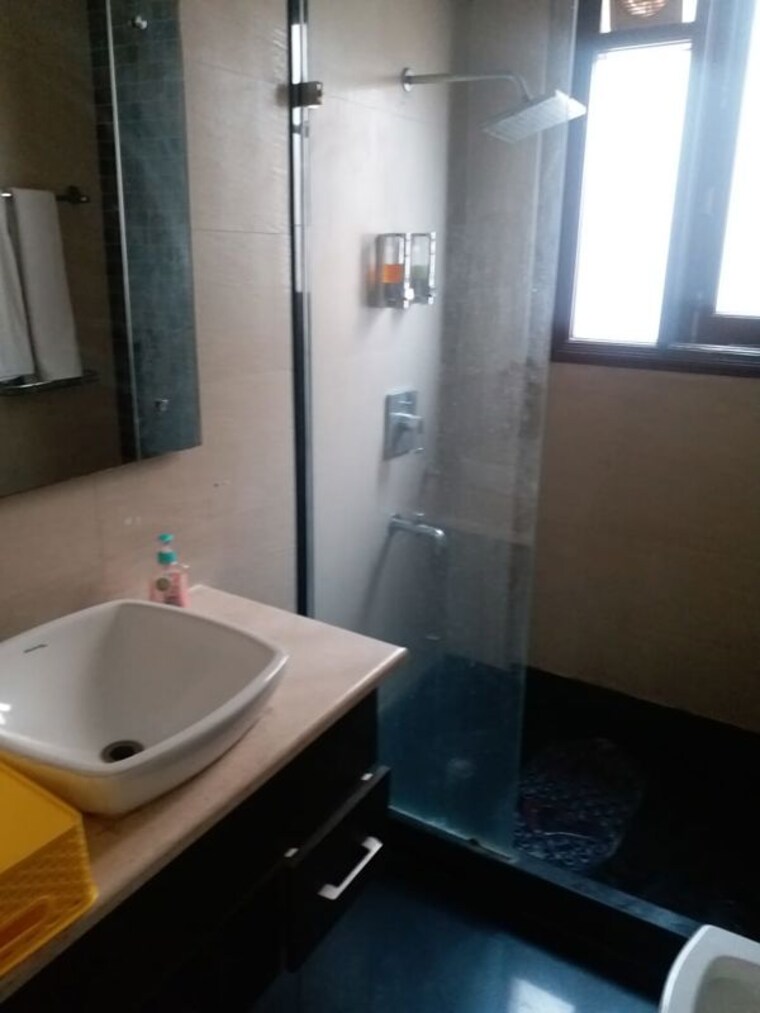 Bathroom, panchsheel park 3 Bedroom 1800 Sq.Ft. Builder Floor In Panchsheel Park Delhi 10350948