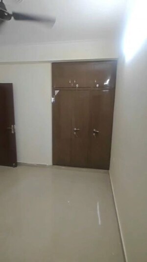 Room in 3 BHK Apartment at Amrapali Centurian Park, Tech Zone 4 Greater Noida – for Rent
