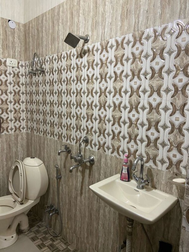 Bathroom, palam-vihar-residents-association 1 Bedroom 450 Sq.Ft. Apartment In Palam Vihar Gurgaon 10350604