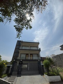 6 BHK + Pooja Room,Servant Room Independent House For Sale in Sector 76