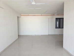 Room in 5 BHK Apartment at Kalpataru Magnus, Bandra East – for Rent