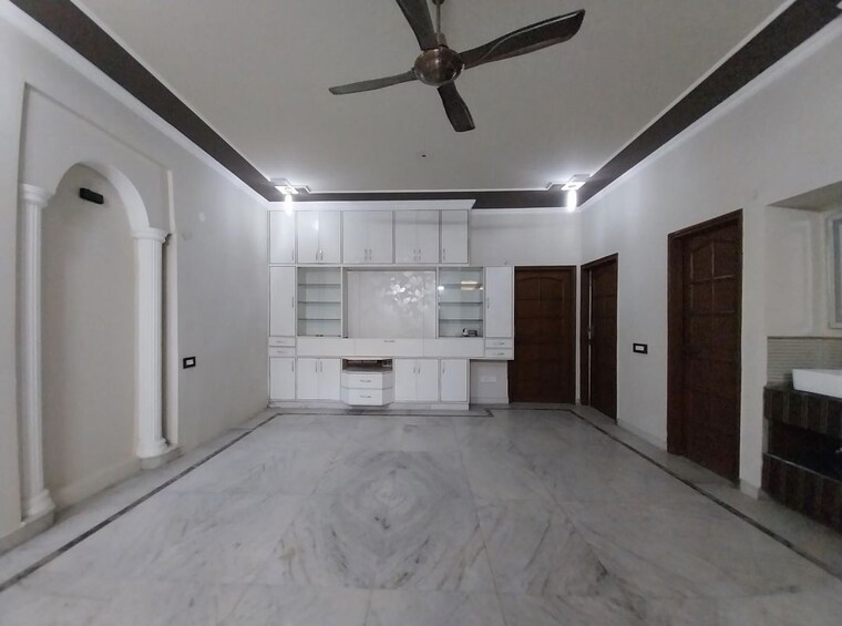 Room, sector 39 6+ Bedroom 300 Sq.Ft. Independent House In Sector 39 Noida 10351201