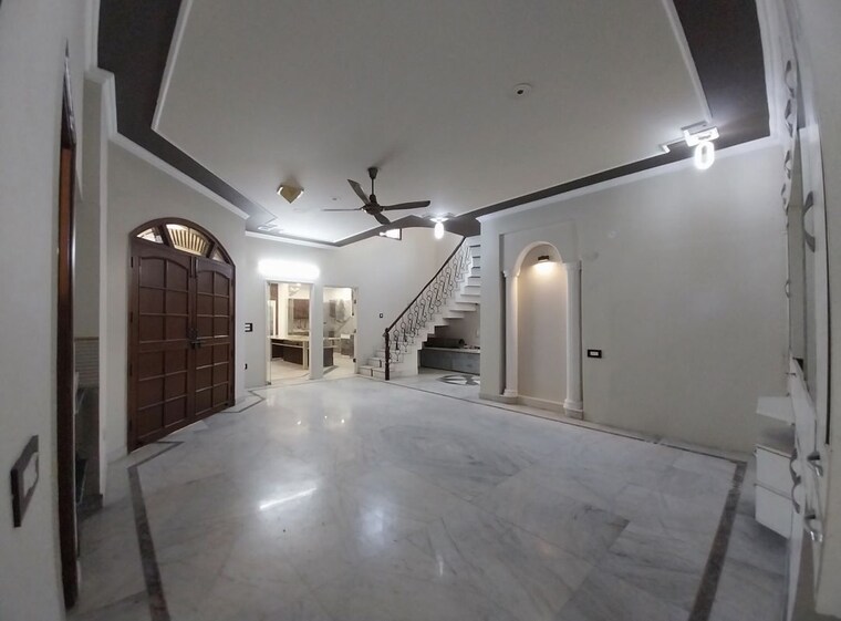 Room, sector 39 6+ Bedroom 300 Sq.Ft. Independent House In Sector 39 Noida 10351201