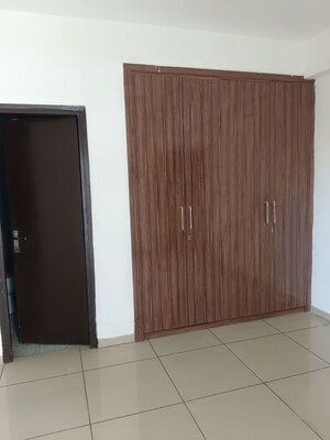 Room in 2.5 BHK Apartment at Gulshan Bellina, Sector 16 Greater Noida – for Rent