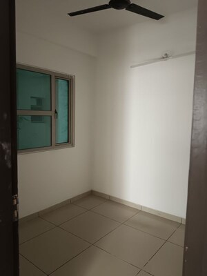 Room in 2.5 BHK Apartment at Gulshan Bellina, Sector 16 Greater Noida – for Rent