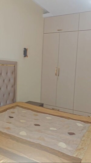 Room in 4 BHK Apartment at K Raheja Raheja Classique, Andheri West – for Rent