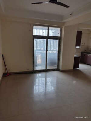 Room in 3.5 BHK Apartment at Mahagun Moderne, Sector 78 – for Rent