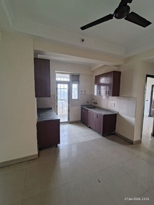Room in 3.5 BHK Apartment at Mahagun Moderne, Sector 78 – for Rent