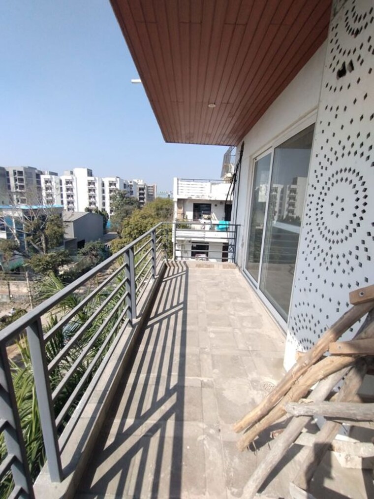 Balcony, sector 28 4 Bedroom 350 Sq.Yd. Builder Floor In Sector 28 Faridabad 10351417